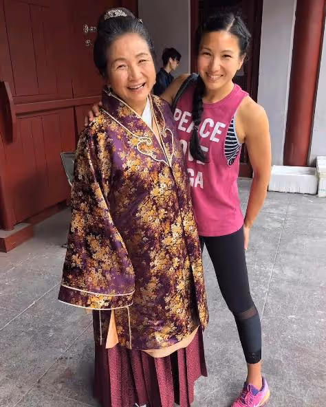 鄭佩佩葬禮結束,兒子發文送別母親,公開母子生前的合影照片