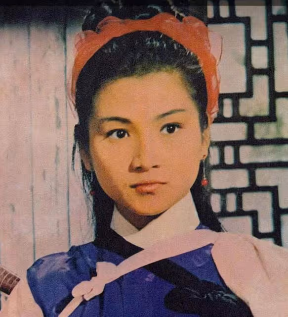 鄭佩佩葬禮結束,兒子發文送別母親,公開母子生前的合影照片