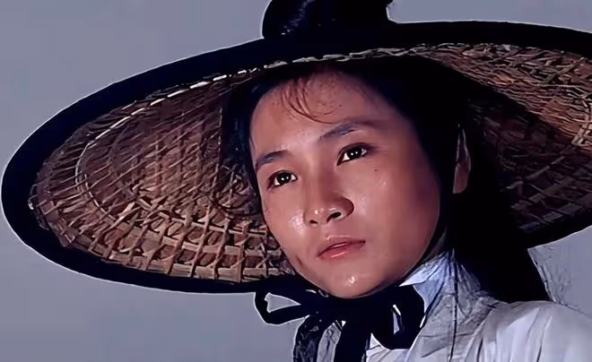 鄭佩佩葬禮結束,兒子發文送別母親,公開母子生前的合影照片