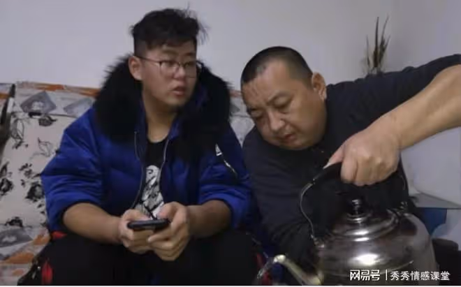 兒子高大帥氣，兒媳又矮又丑，兒子說：撿到寶了，我的未來全靠她