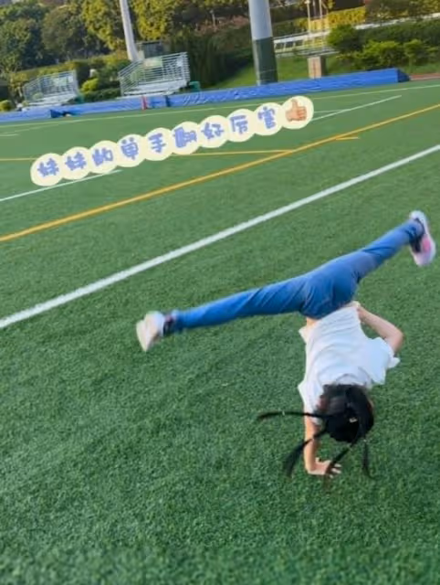 香港天王5歲女兒單手側翻劈成一字馬！網友驚喜後繼有人！太太身材緊緻如少女