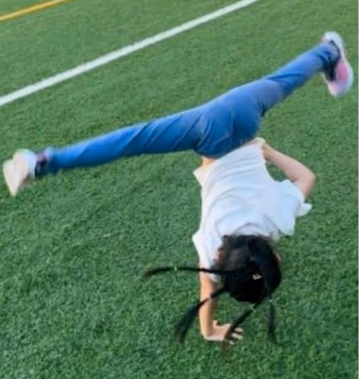 香港天王5歲女兒單手側翻劈成一字馬！網友驚喜後繼有人！太太身材緊緻如少女
