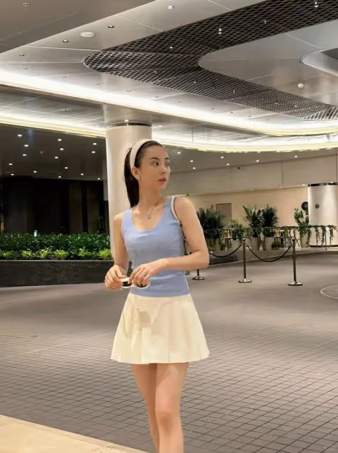 香港天王5歲女兒單手側翻劈成一字馬！網友驚喜後繼有人！太太身材緊緻如少女