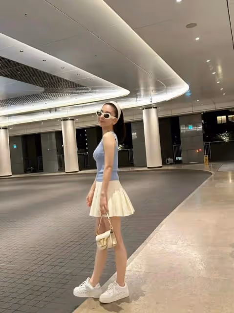 香港天王5歲女兒單手側翻劈成一字馬！網友驚喜後繼有人！太太身材緊緻如少女
