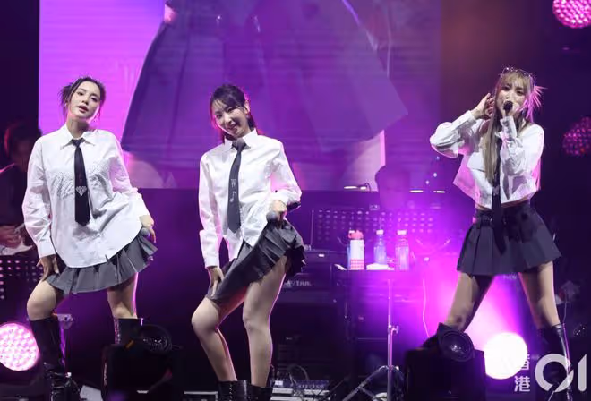 18歲TVB美女歌手考慮內地上大學！組合另一成員對分數不滿