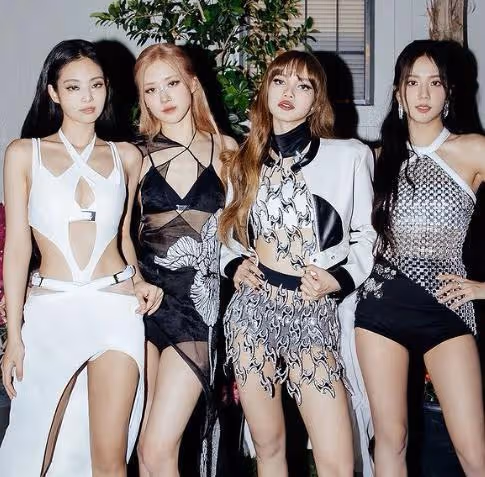 活久見!2NE1全員合體演唱會公開!YG三大女團撞場網:DARA劇透