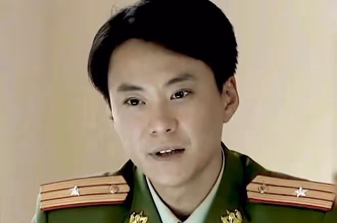 看完何冰讀中戲時的帥哥圈子,就理解他為何一進校門,心態就崩了