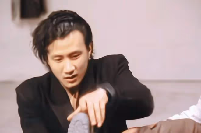 看完何冰讀中戲時的帥哥圈子，就理解他為何一進校門，心態就崩了