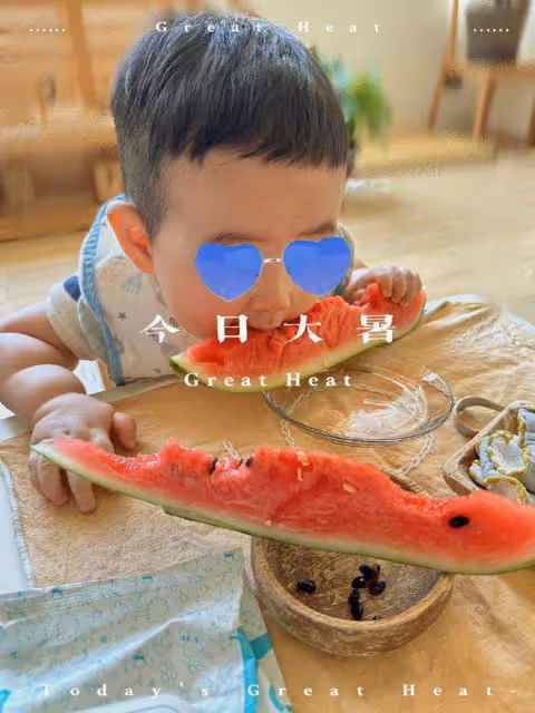 任家萱曬兒子近照,10個月腰果大口啃西瓜,小胖臉藕節手臂超可愛