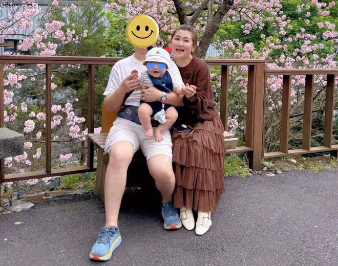 任家萱曬兒子近照,10個月腰果大口啃西瓜,小胖臉藕節手臂超可愛