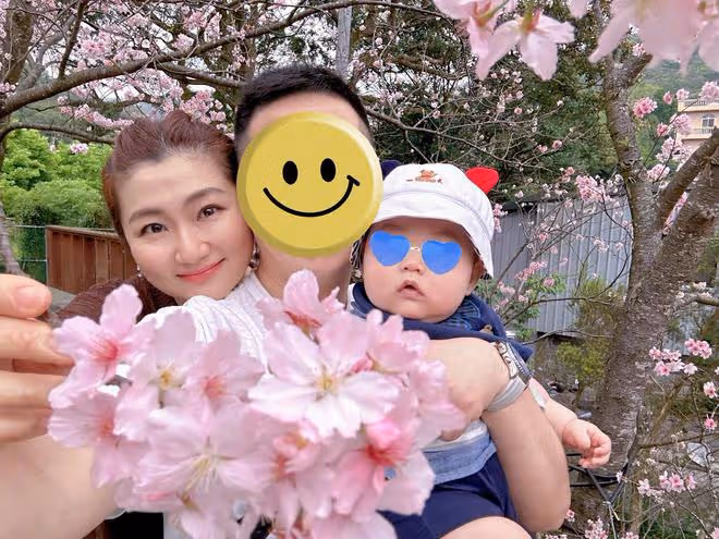 任家萱曬兒子近照,10個月腰果大口啃西瓜,小胖臉藕節手臂超可愛