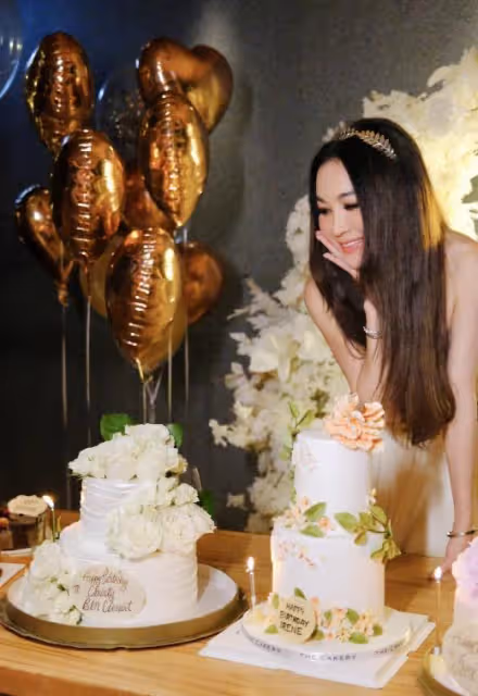 溫碧霞慶祝58歲生日,與老公何祖光當眾擁吻,養子長成大小伙