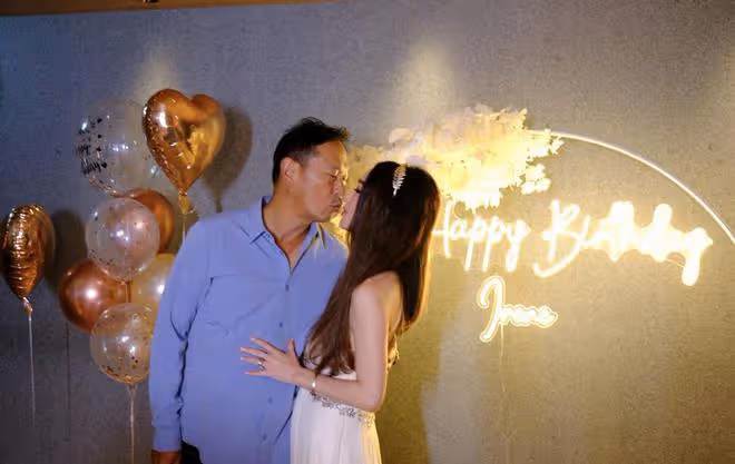 溫碧霞慶祝58歲生日,與老公何祖光當眾擁吻,養子長成大小伙