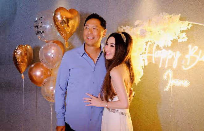 溫碧霞慶祝58歲生日,與老公何祖光當眾擁吻,養子長成大小伙