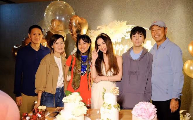 溫碧霞慶祝58歲生日,與老公何祖光當眾擁吻,養子長成大小伙