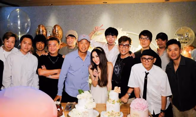 溫碧霞慶祝58歲生日,與老公何祖光當眾擁吻,養子長成大小伙