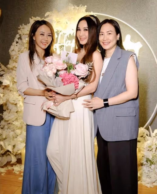 溫碧霞慶祝58歲生日,與老公何祖光當眾擁吻,養子長成大小伙