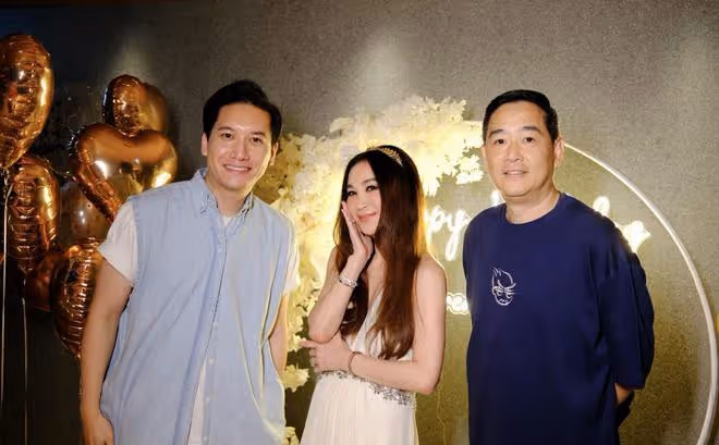 溫碧霞慶祝58歲生日,與老公何祖光當眾擁吻,養子長成大小伙