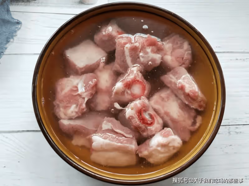 排骨焯水後,為啥又腥又柴?看完大廚的做法才知道,一直用錯了水
