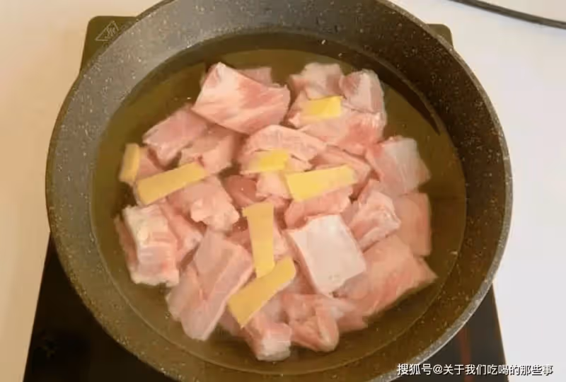 排骨焯水後,為啥又腥又柴?看完大廚的做法才知道,一直用錯了水