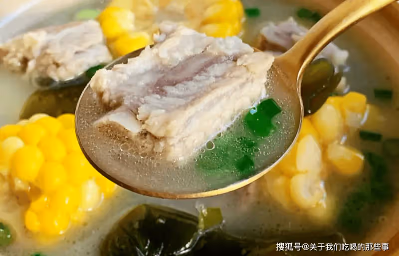 排骨焯水後,為啥又腥又柴?看完大廚的做法才知道,一直用錯了水
