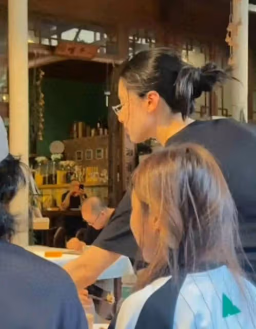 張婧儀體驗服務員生活被偶遇,戴無框眼鏡表情認真