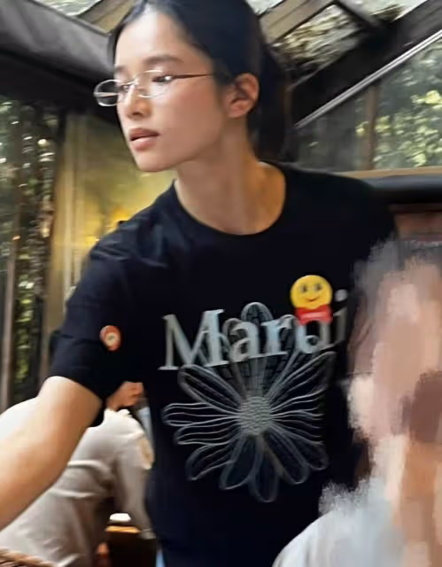 張婧儀體驗服務員生活被偶遇,戴無框眼鏡表情認真