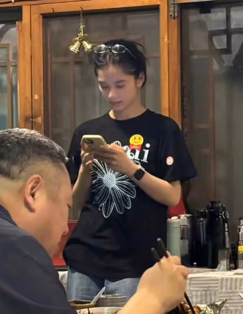 張婧儀體驗服務員生活被偶遇,戴無框眼鏡表情認真