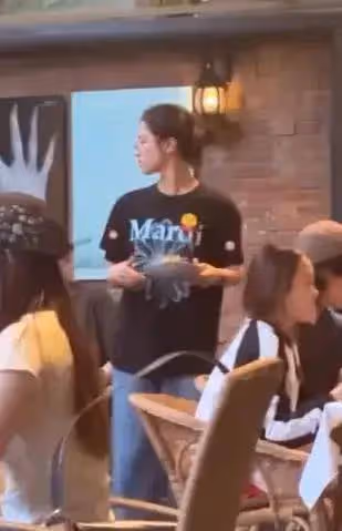 張婧儀體驗服務員生活被偶遇,戴無框眼鏡表情認真