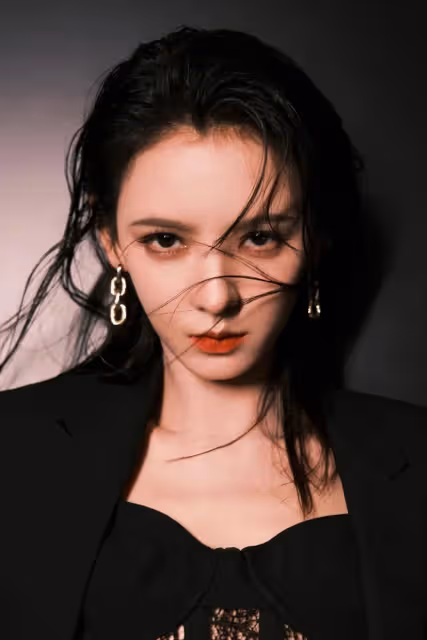 楊迪恭喜張予曦奪冠!她膚白貌美身材曼妙性感撩人