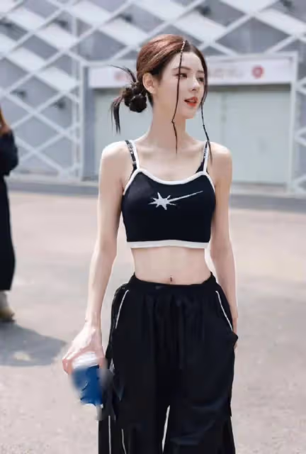 楊迪恭喜張予曦奪冠!她膚白貌美身材曼妙性感撩人