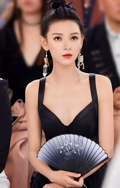 楊迪恭喜張予曦奪冠!她膚白貌美身材曼妙性感撩人