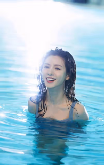 楊迪恭喜張予曦奪冠!她膚白貌美身材曼妙性感撩人