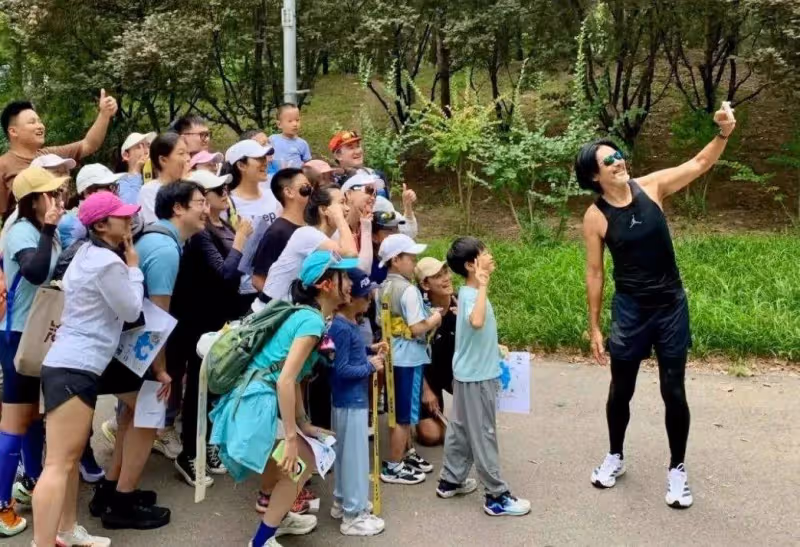 69歲周潤發朝陽公園跑步!手臂長滿小肉球,目擊者稱身高超180