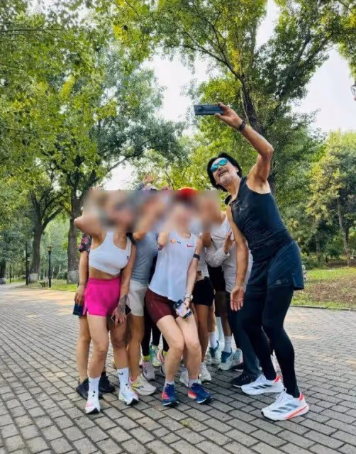 69歲周潤發朝陽公園跑步!手臂長滿小肉球,目擊者稱身高超180