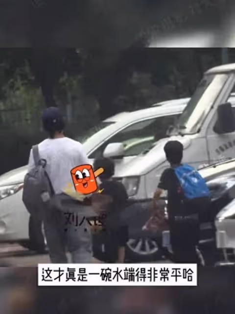 吳京接兩兒子放學,父子三人一路玩鬧畫面溫馨