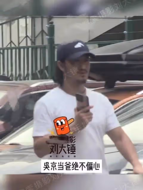 吳京接兩兒子放學,父子三人一路玩鬧畫面溫馨