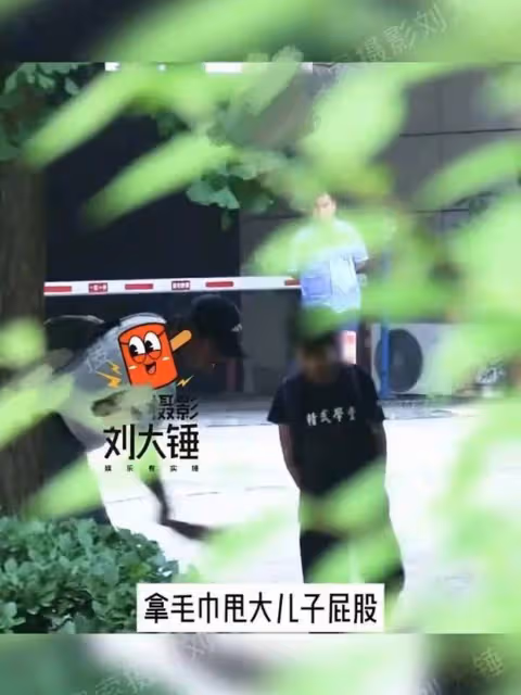 吳京接兩兒子放學,父子三人一路玩鬧畫面溫馨