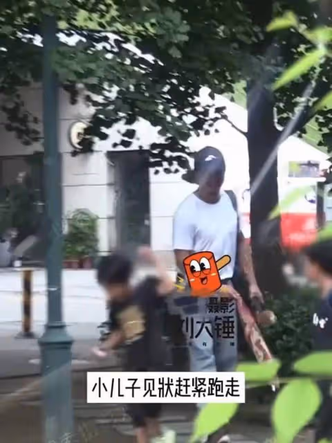 吳京接兩兒子放學,父子三人一路玩鬧畫面溫馨
