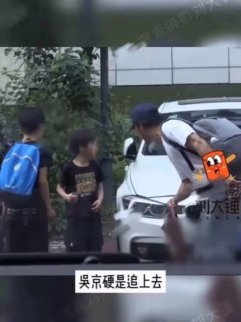 吳京接兩兒子放學,父子三人一路玩鬧畫面溫馨