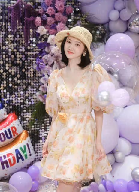 景甜曬美照慶祝36歲生日,穿深V碎花短裙白到發光