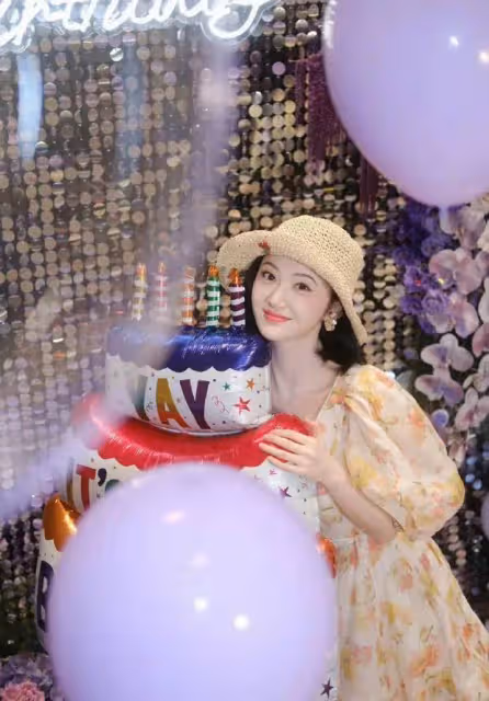 景甜曬美照慶祝36歲生日,穿深V碎花短裙白到發光