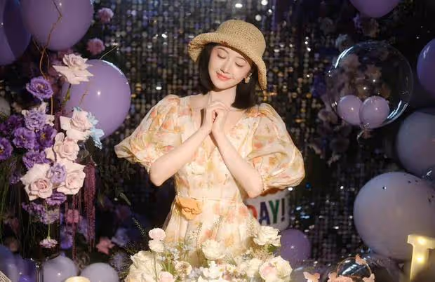 景甜曬美照慶祝36歲生日,穿深V碎花短裙白到發光