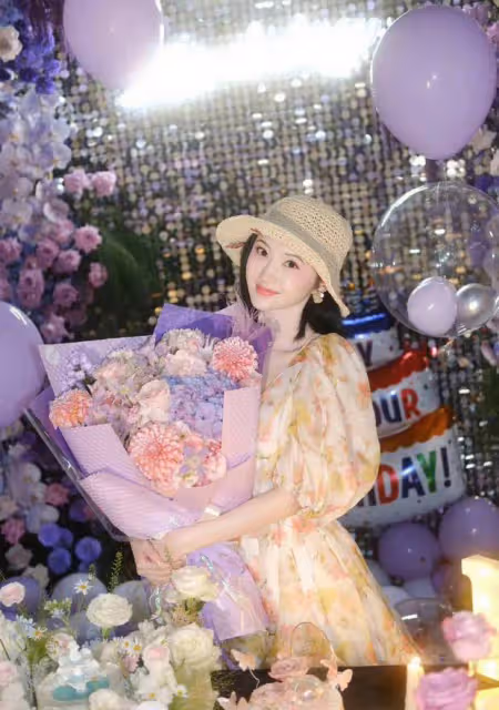 景甜曬美照慶祝36歲生日,穿深V碎花短裙白到發光