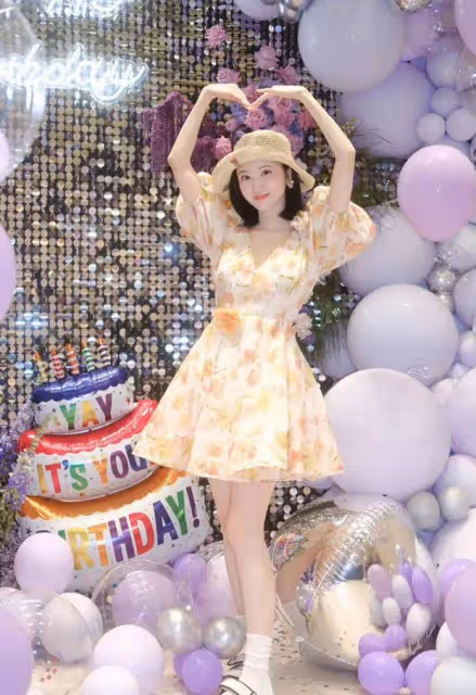 景甜曬美照慶祝36歲生日,穿深V碎花短裙白到發光