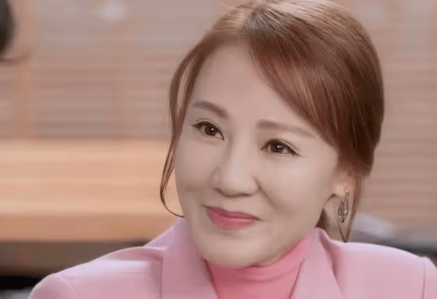 52歲女港星花半億買豪宅！皮膚白皙身材傲人，如今仍單身未婚引熱議