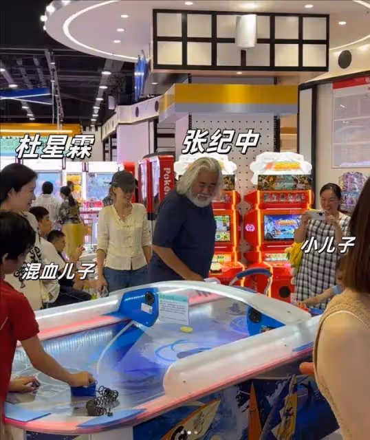 網友商場偶遇張紀中一家逛街，46歲大女兒難得現身，和繼母無交流