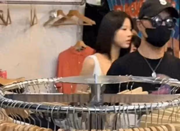 汪峰帶女兒在大阪逛街,18歲小蘋果身材優越