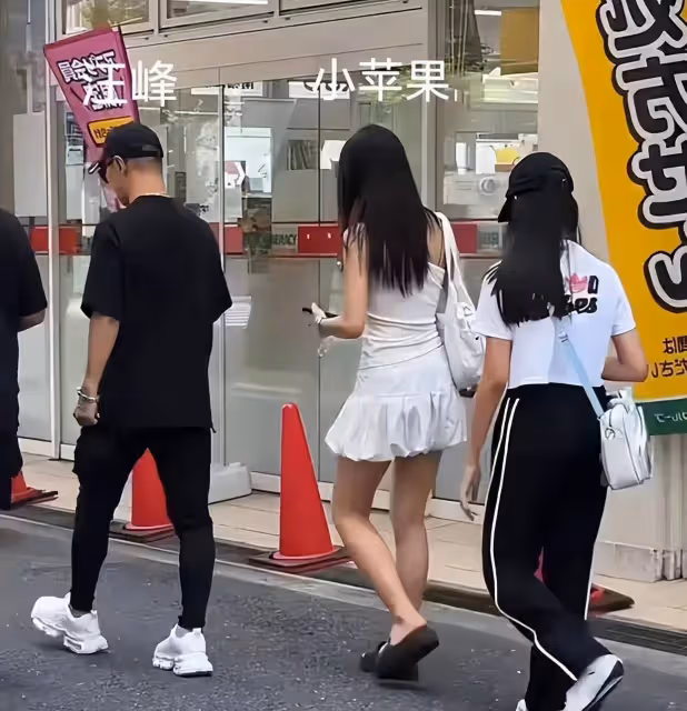 汪峰帶女兒在大阪逛街,18歲小蘋果身材優越