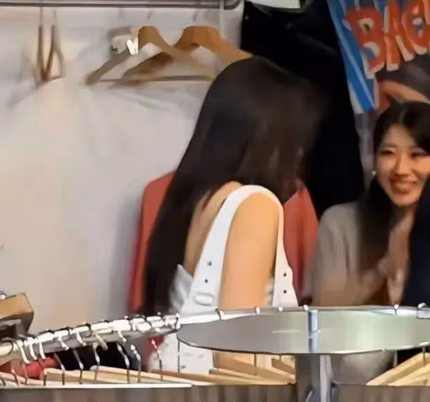 汪峰帶女兒在大阪逛街,18歲小蘋果身材優越